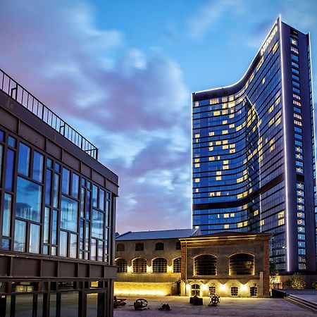 Hilton Istanbul Bomonti Ξενοδοχείο Εξωτερικό φωτογραφία The hotel at night