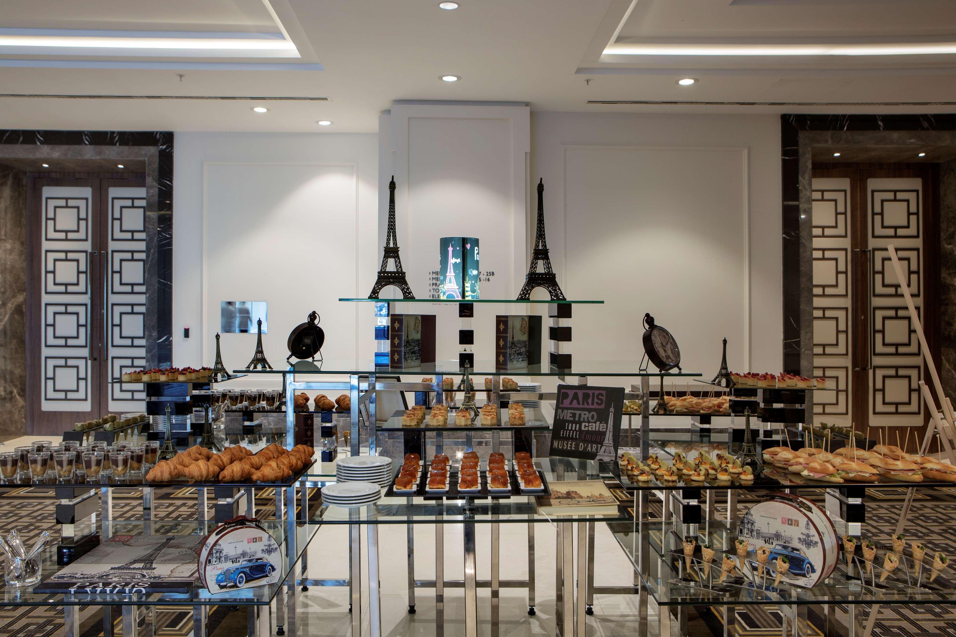 Hilton Istanbul Bomonti Ξενοδοχείο Εξωτερικό φωτογραφία A buffet at a hotel