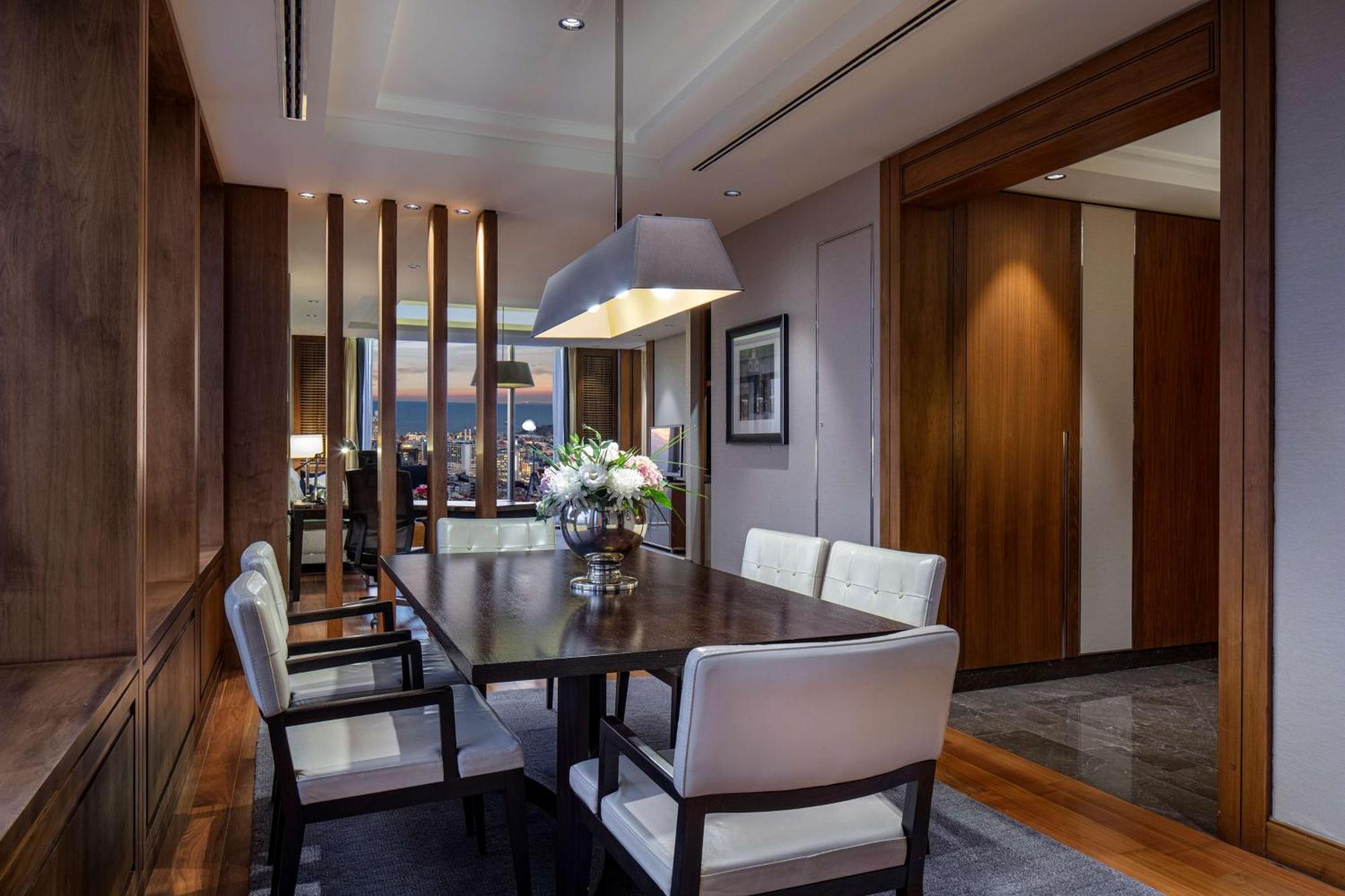 Hilton Istanbul Bomonti Ξενοδοχείο Εξωτερικό φωτογραφία A dining room in a suite at the Mandarin Oriental, Kuala Lumpur