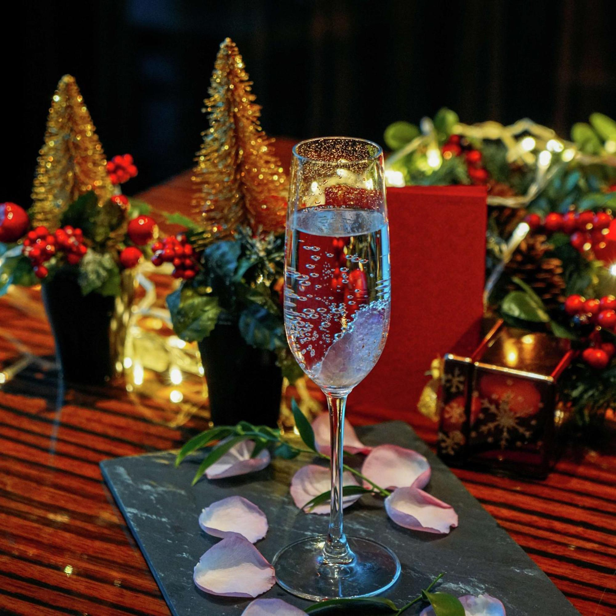 Hilton Istanbul Bomonti Ξενοδοχείο Εξωτερικό φωτογραφία A glass of champagne