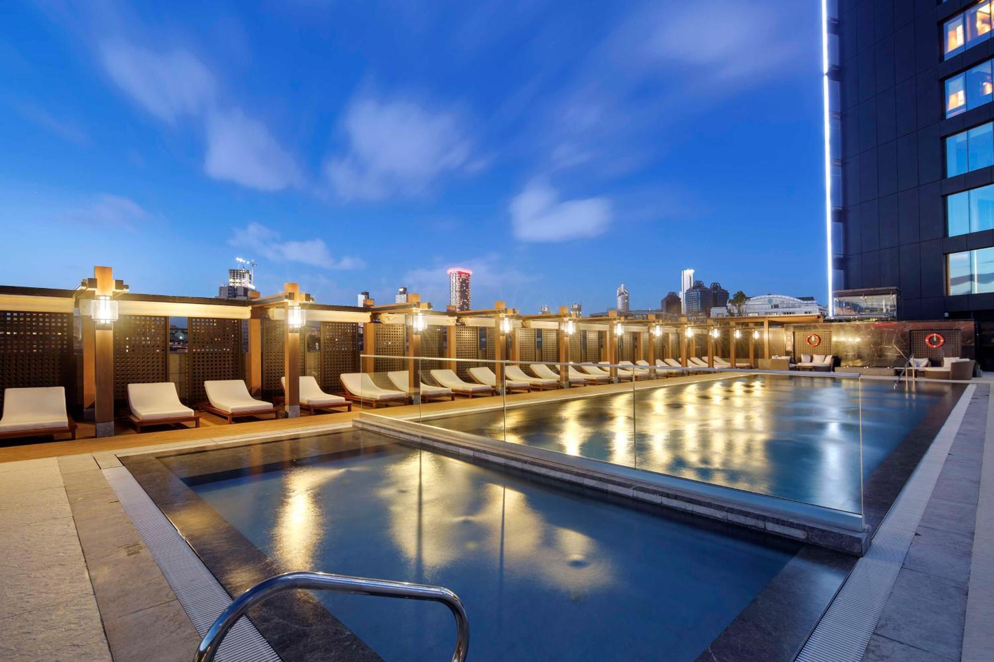 Hilton Istanbul Bomonti Ξενοδοχείο Εξωτερικό φωτογραφία The pool at the hotel